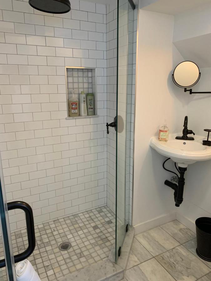 Sea Street Inn Хайанис Порт Екстериор снимка