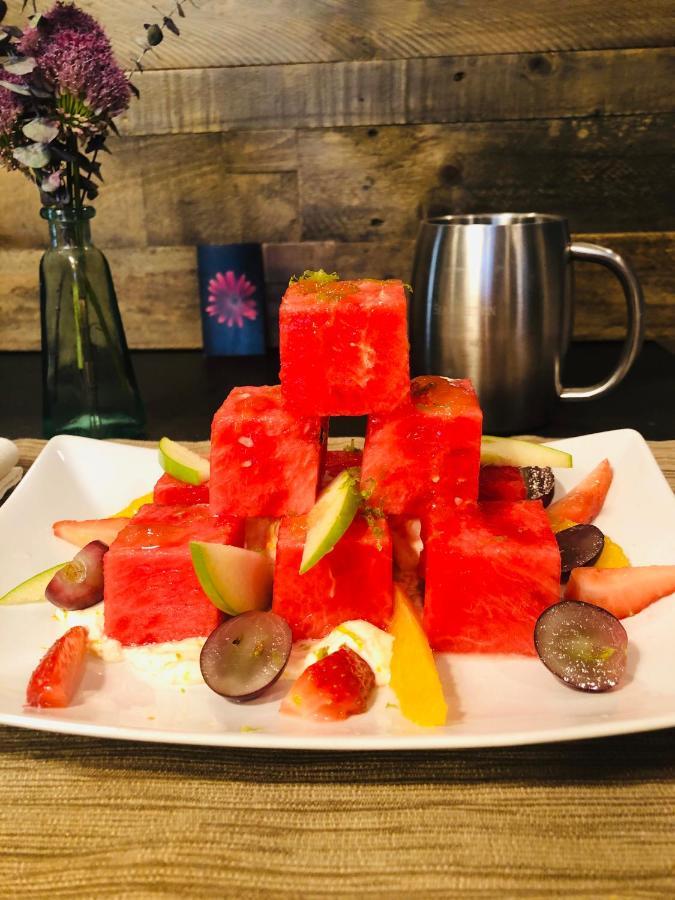 Sea Street Inn Хайанис Порт Екстериор снимка