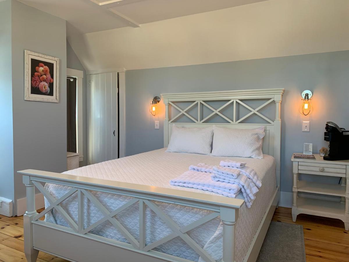 Sea Street Inn Хайанис Порт Екстериор снимка