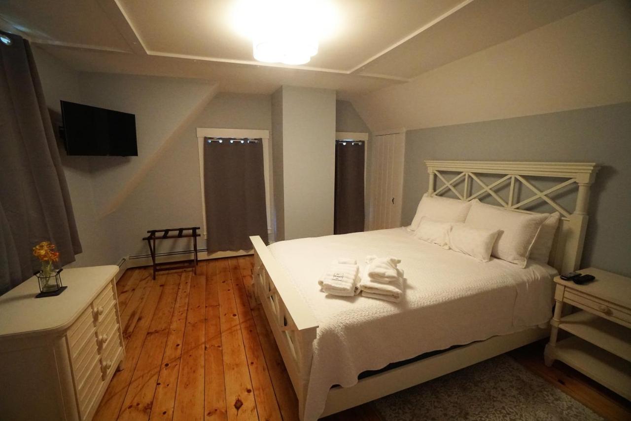 Sea Street Inn Хайанис Порт Екстериор снимка